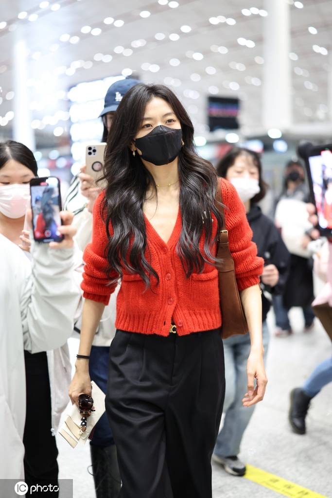 孙千现身北京机场 红色针织开衫时髦亮眼