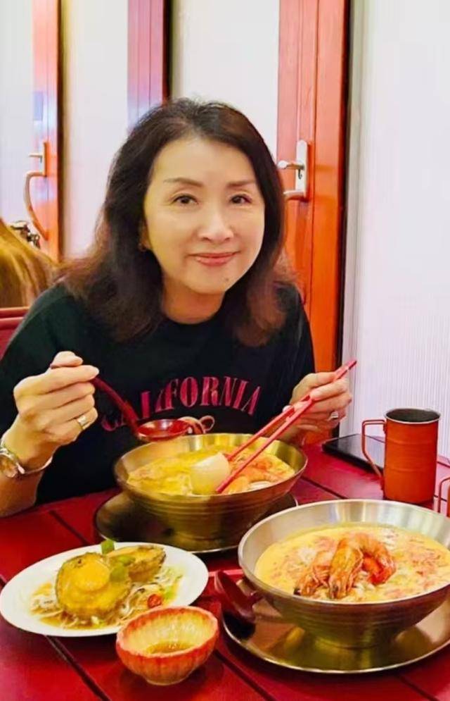 前TVB花旦获儿子庆生！曾未婚生子引轰动，至今未公开生父身份