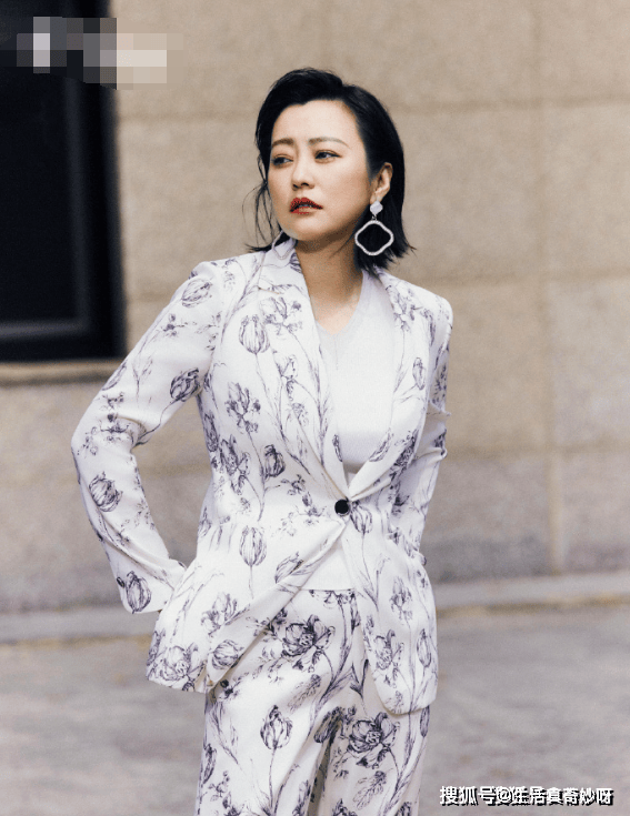 原创            郝蕾又减肥成功新剪了齐肩发型，让45岁的她，美得如此惊艳、高级