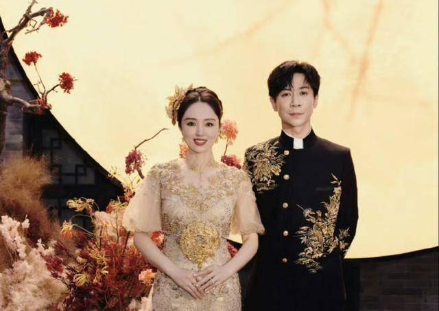 原创            小小张要来了？董璇疑似怀孕，被目睹挺孕肚带小酒窝与佟丽娅逛街