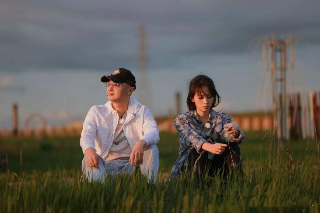 原创            邓莎是真没钱!3年前毛衣录节目还在穿,家里花园都舍不得翻修