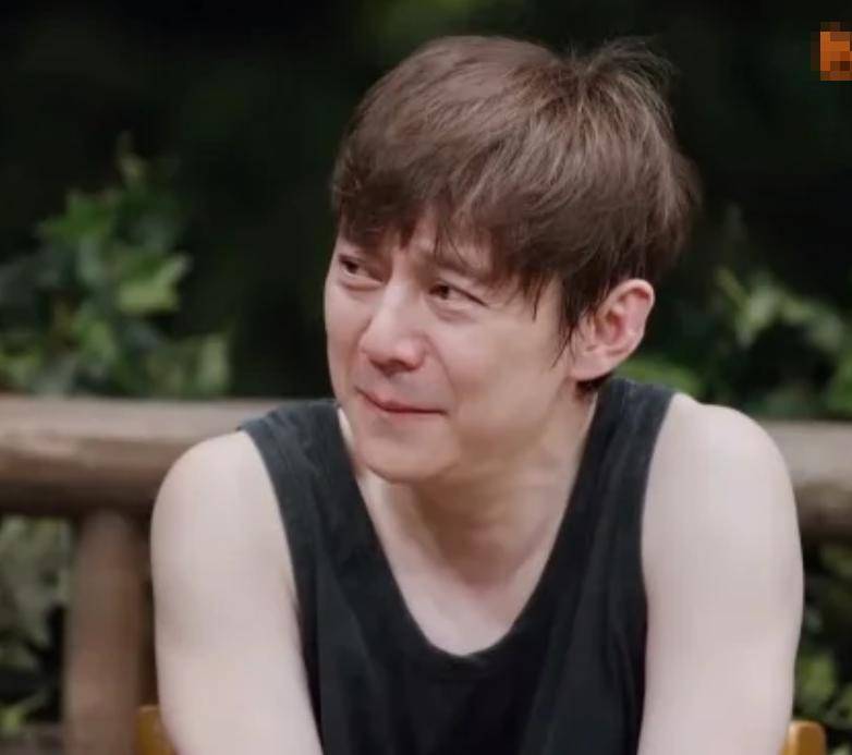 原创            51岁何炅生图曝光，脸部下垂全是褶断崖式衰老，现场互动好心酸