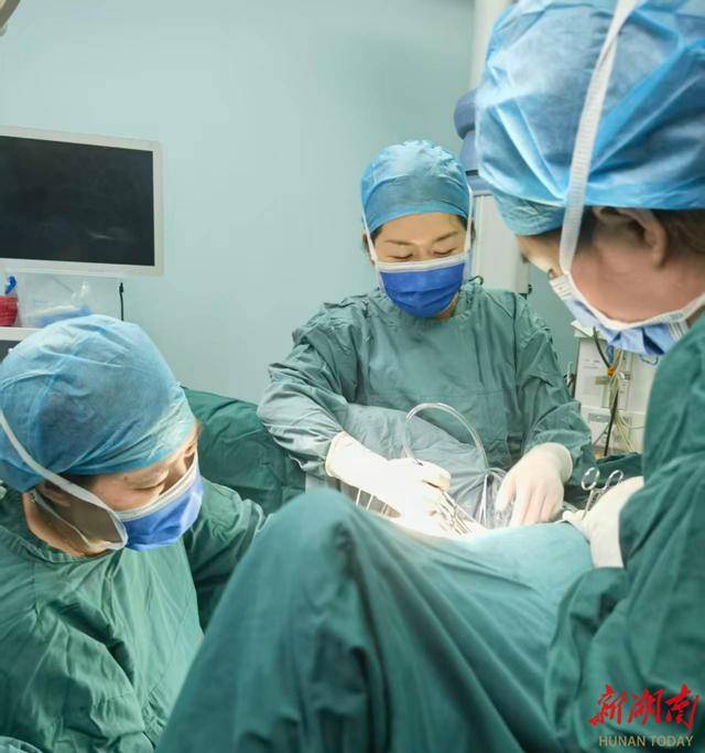 邵阳市中心医院妇科团队成功实施罕见外阴肠型腺癌根治术
