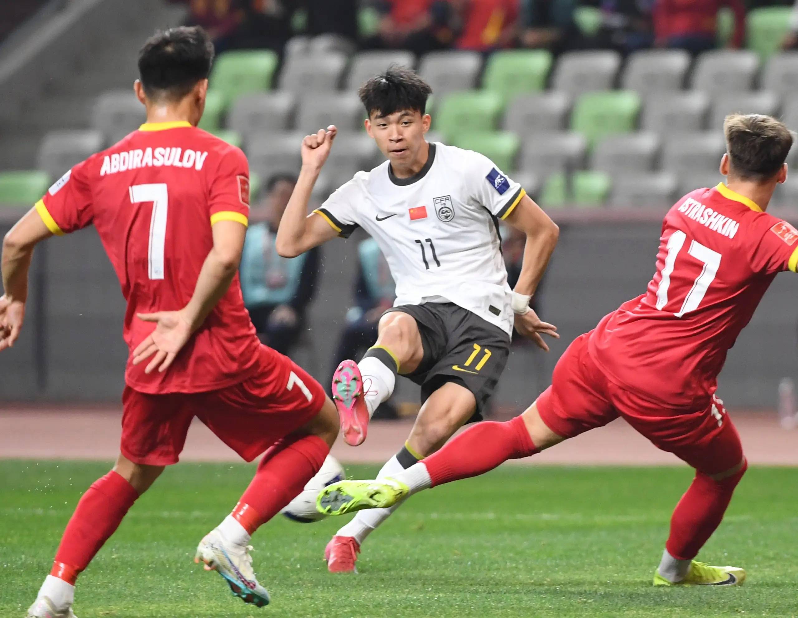 原创            中国队或倒下，难耐澳大利亚，亚洲杯或垫底出局，王钰栋带不动！