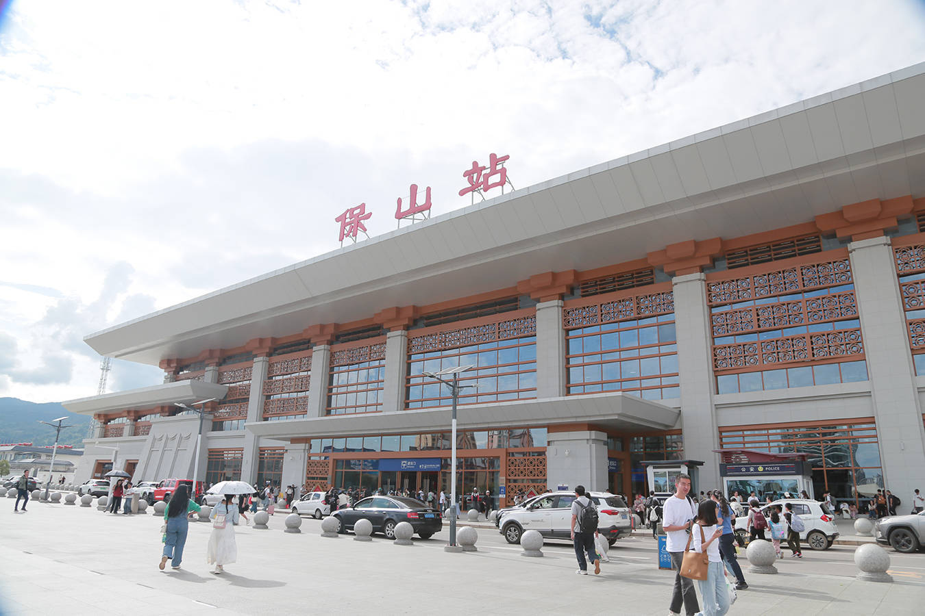 咖啡飘香，珠宝璀璨！保山火车站“双节”化身城市会客厅迎送八方旅客