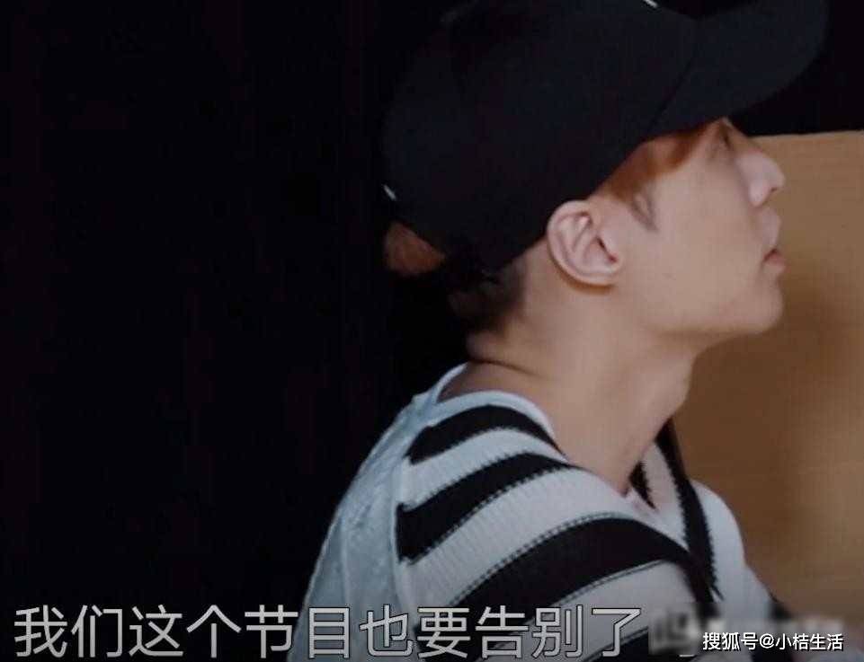 原创            54 岁黄磊药不离身录综艺！带病拍戏透支健康，观众急呼：别硬扛了