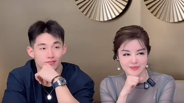 原创            54岁于文红携儿子和24岁男友现身，对方轻抚其肚子，儿子表情亮了