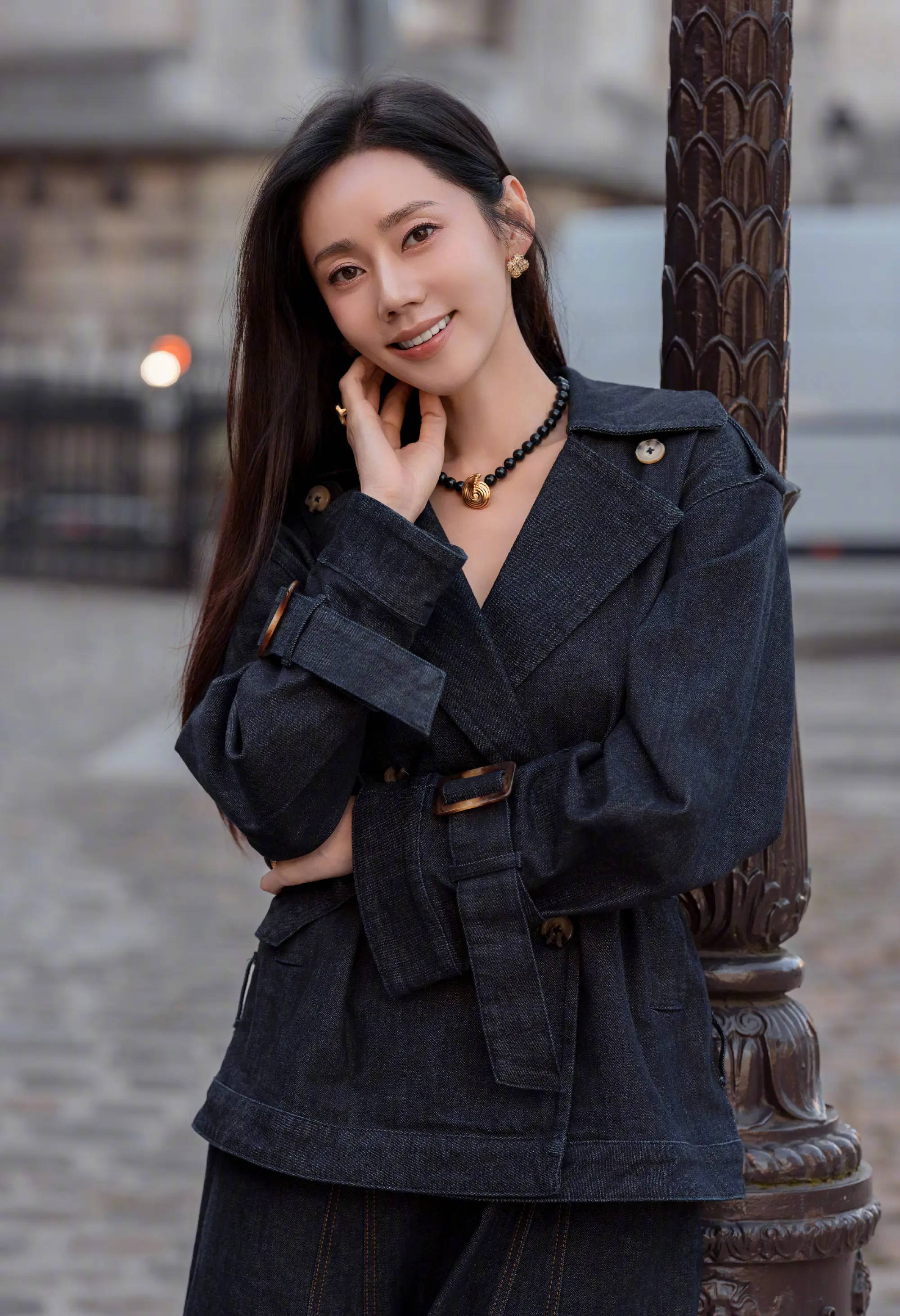 秋瓷炫漫步巴黎街头状态惬意！感受午后微风暖阳心情舒畅