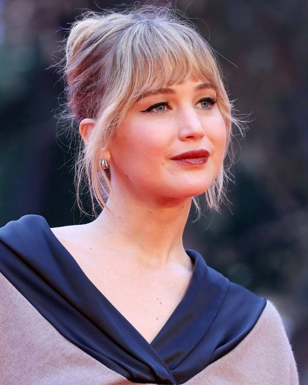 青春女大即视感！“大表姐”亮相主演新片罗马电影节首映红毯