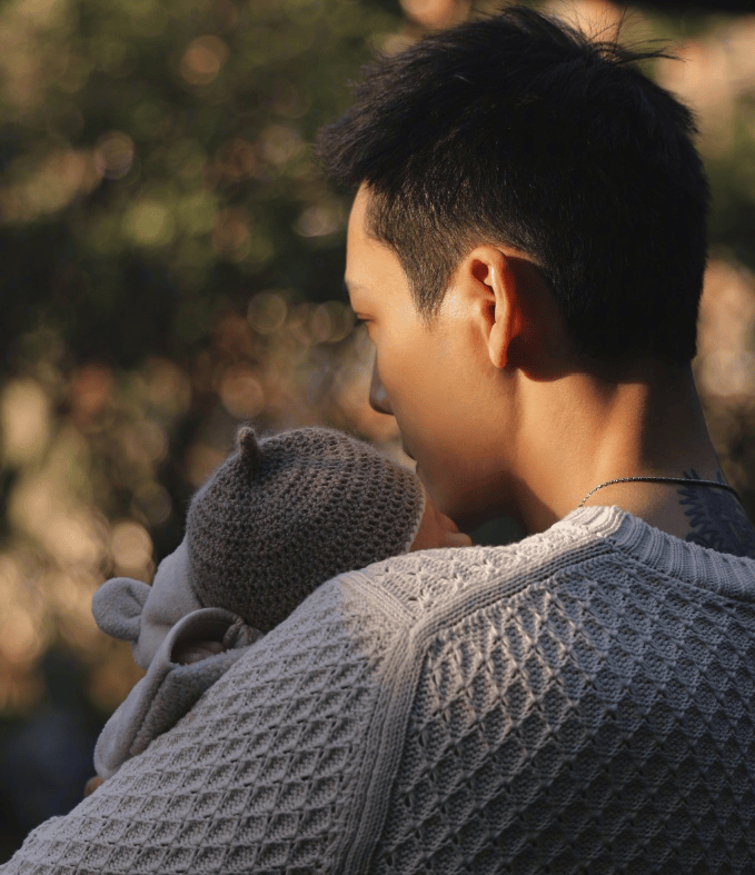 原创            陈伟霆何穗官宣当爸妈！圈内仅5位明星送祝福，女方为爱放弃事业
