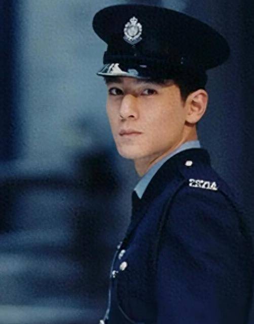原创            原来不是演的！这3位演员竟然全是真警察，最后一位还是“警花”