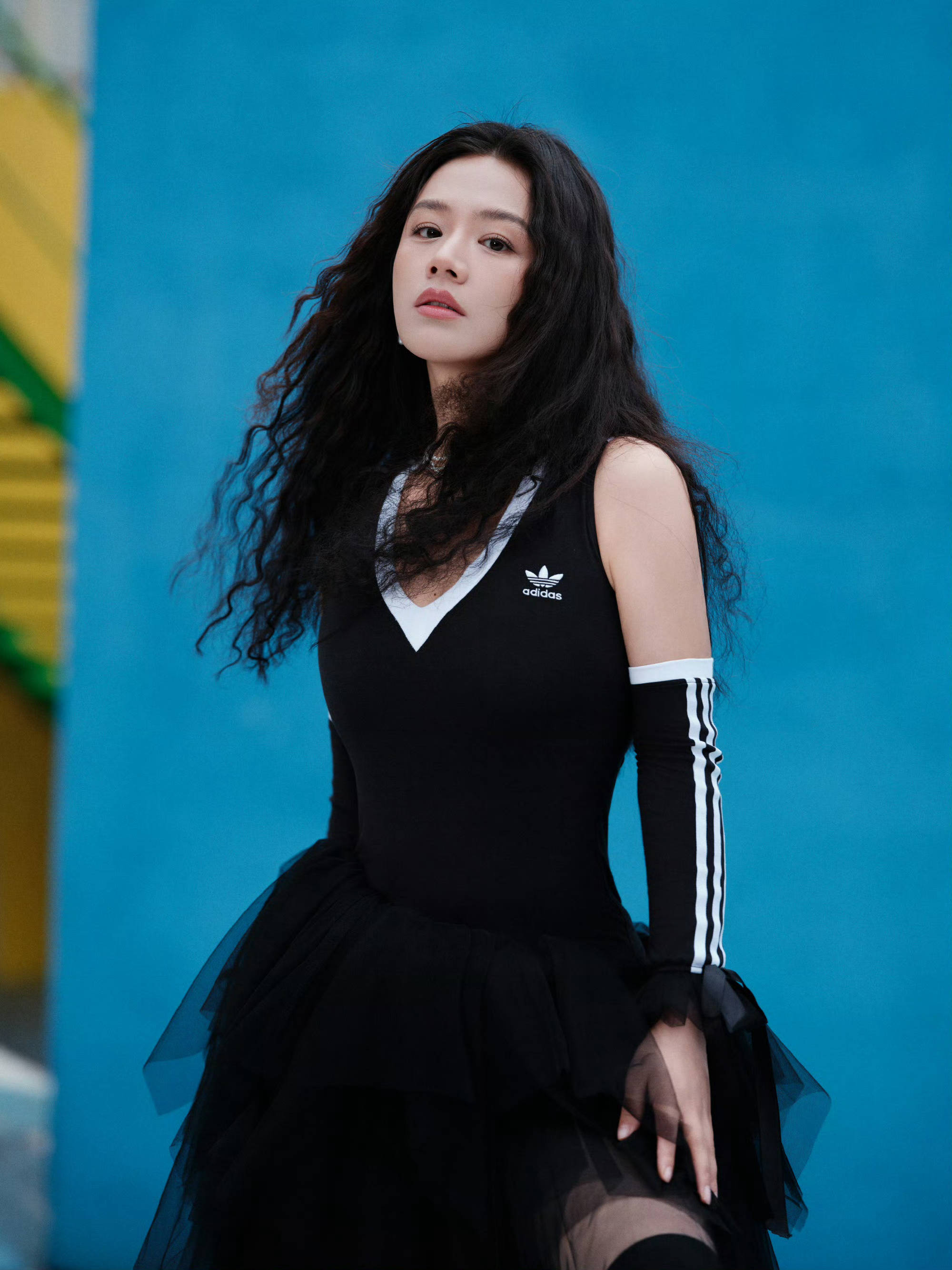 马思纯穿运动背心搭配纱裙造型吸睛 一头卷发自由洒脱