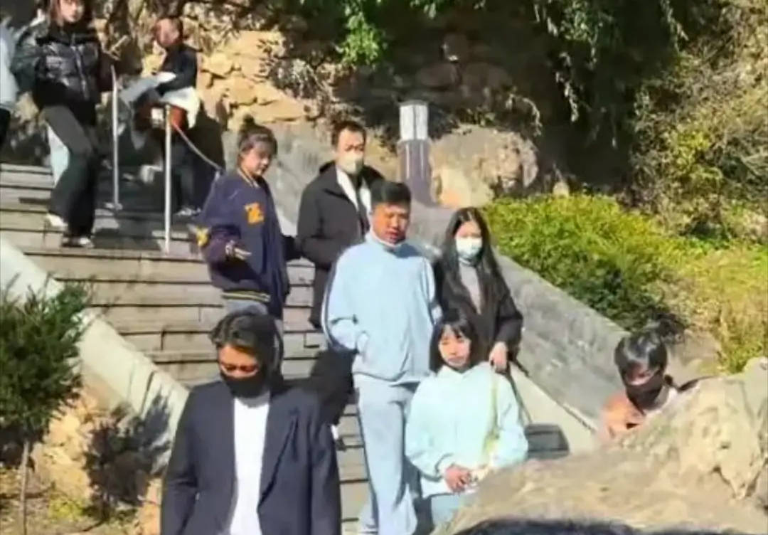 朱媛媛病逝5个月后辛柏青首露面 与女儿挽手同行神情庄重