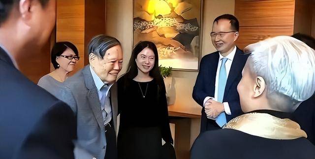 原创            杨振宁追悼会今日举办,离世前状态曝光,摔跤酿祸,翁帆或早察觉