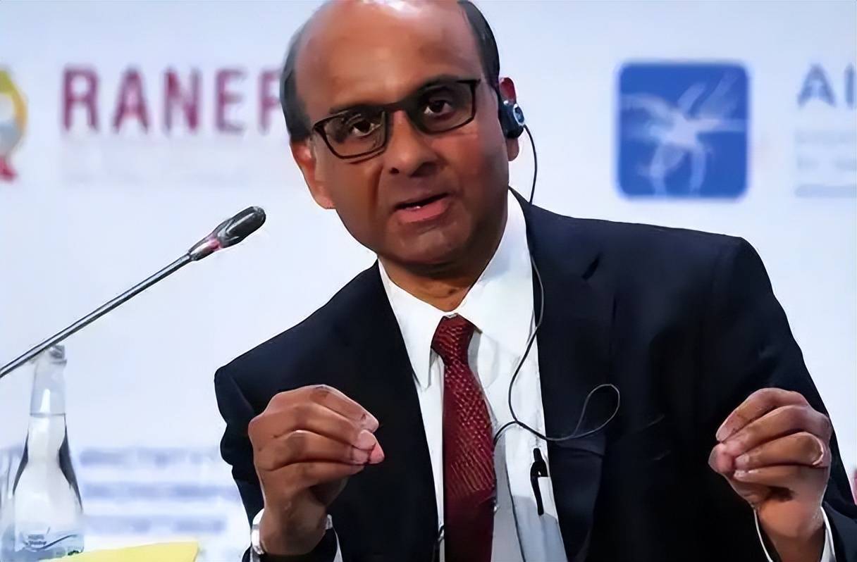 特朗普下劝降令，不给稀土就放金融核弹？新加坡总统喊话中国放弃自给自足