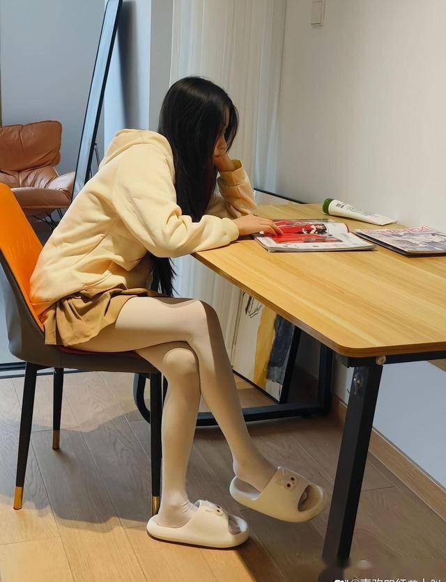 室内写真｜奶白色丝袜