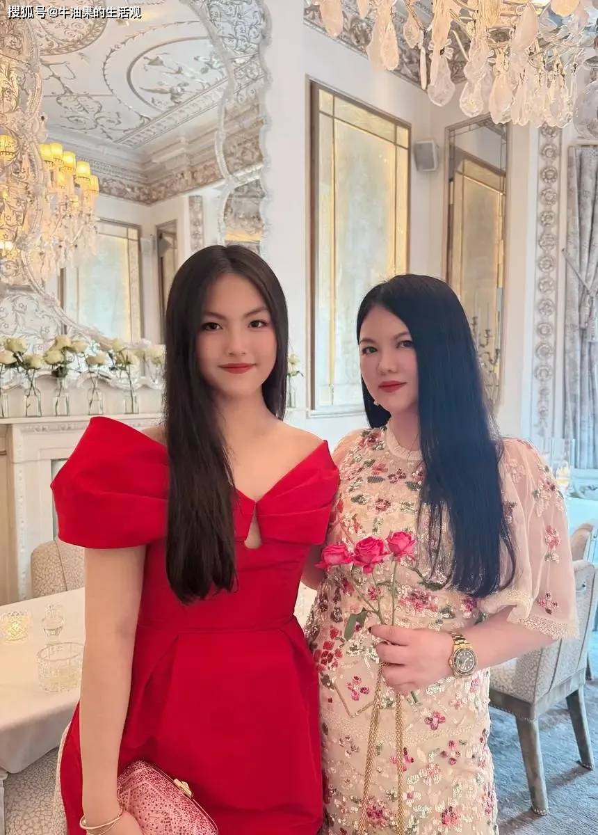 原创            49岁李湘机场照体重失控，网友调侃像一座山，年轻时美若天仙