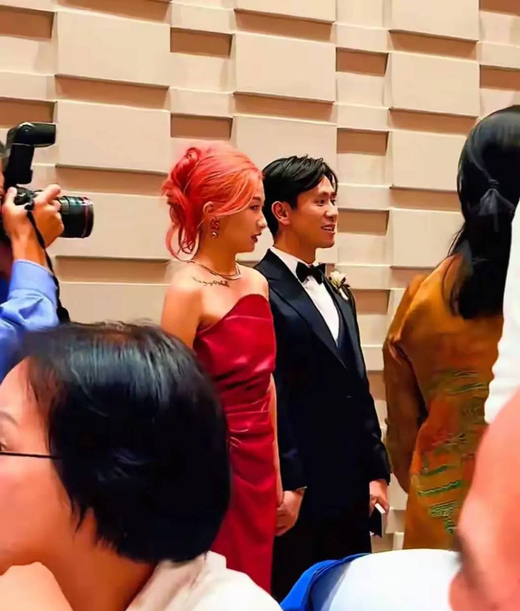 刘欢女儿婚礼现场画面曝光 新娘一头红发个性又美艳