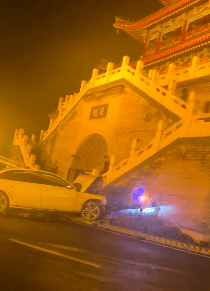 西安“户县钟楼”楼梯被撞,系省级文物保护单位,肇事车辆已被查扣,司机恐承担赔偿责任