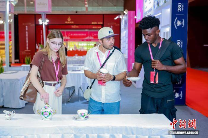 第六届德化陶瓷博览会开幕 助力“中国白”走向世界