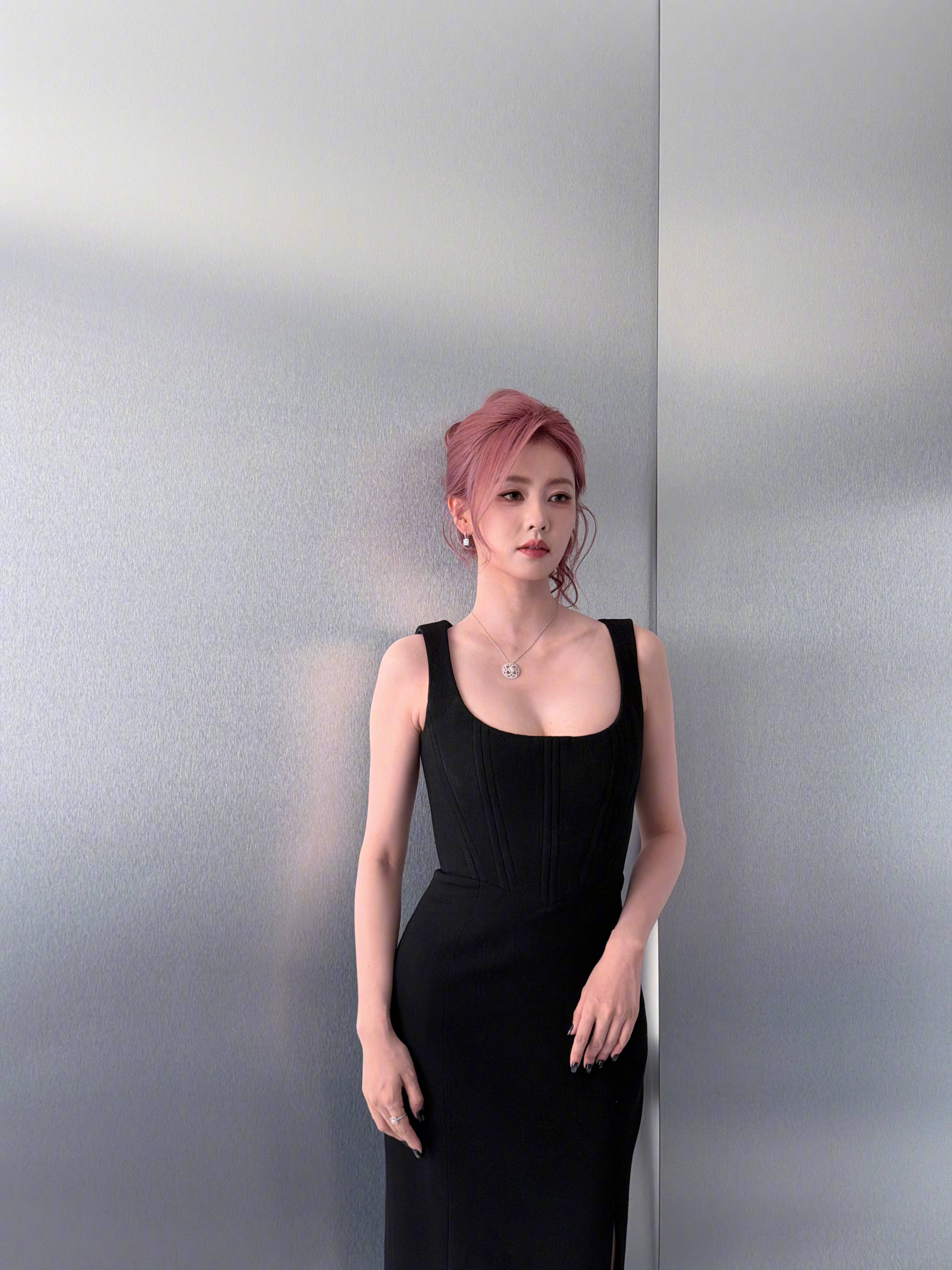 白鹿提醒粉丝染发要慎重：真的很伤头发，怕你们都跟着我去染了