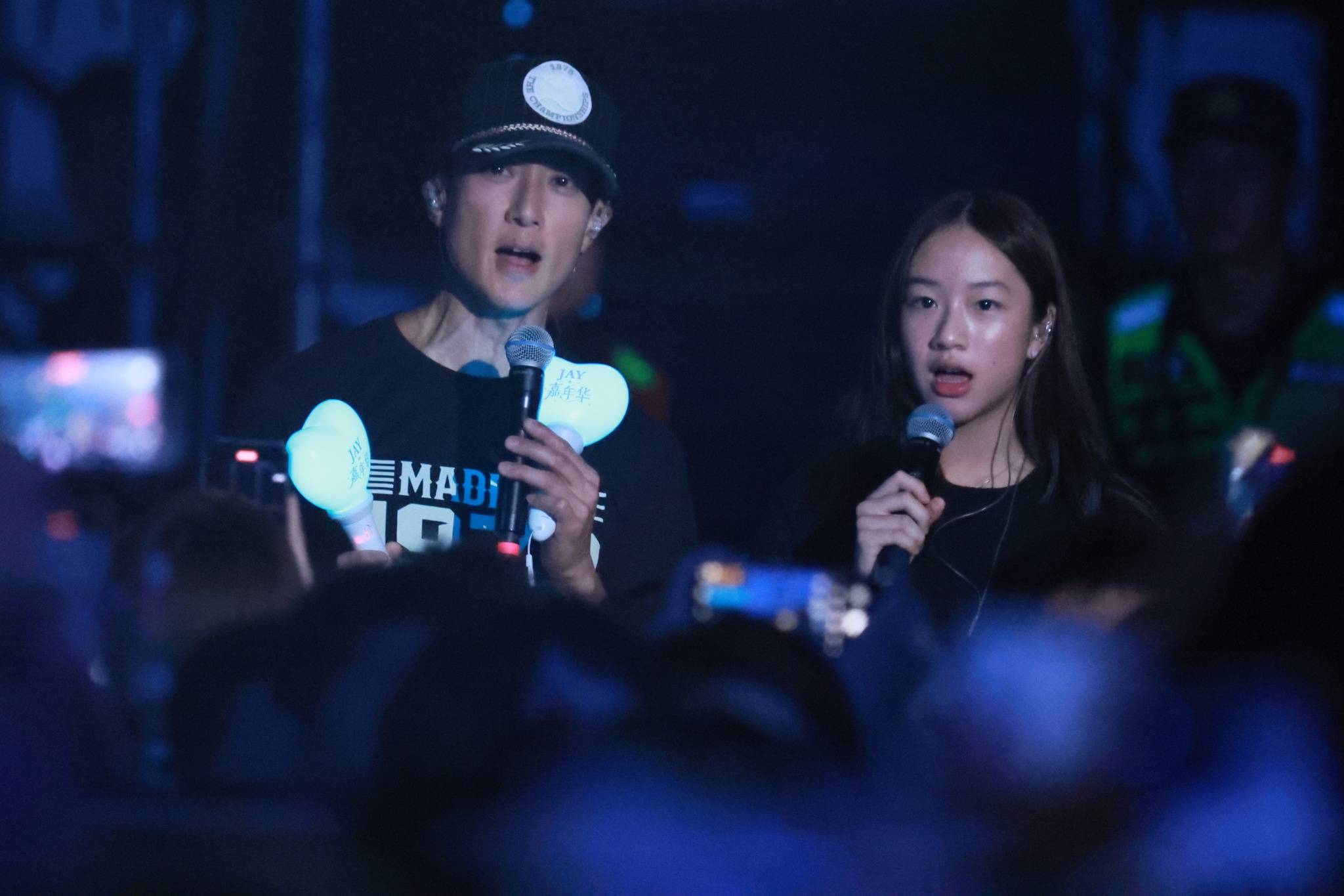 吴尊和女儿现身周杰伦演唱会点歌合唱 两人拿着话筒兴致超高