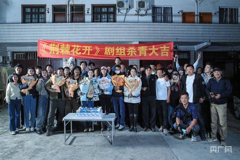 《荆棘花开》顺利杀青!“惊奇剧场”开启精品法治微短剧新篇章