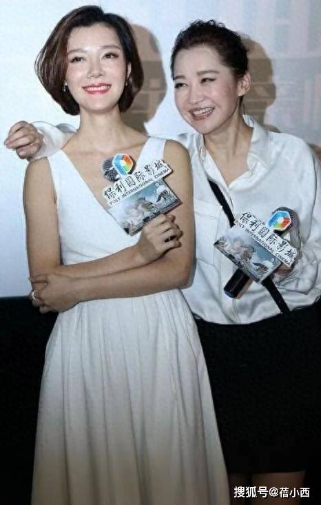 原创            56岁许晴同框43岁车晓，终于见识了，媚态美与气质美的差距有多大