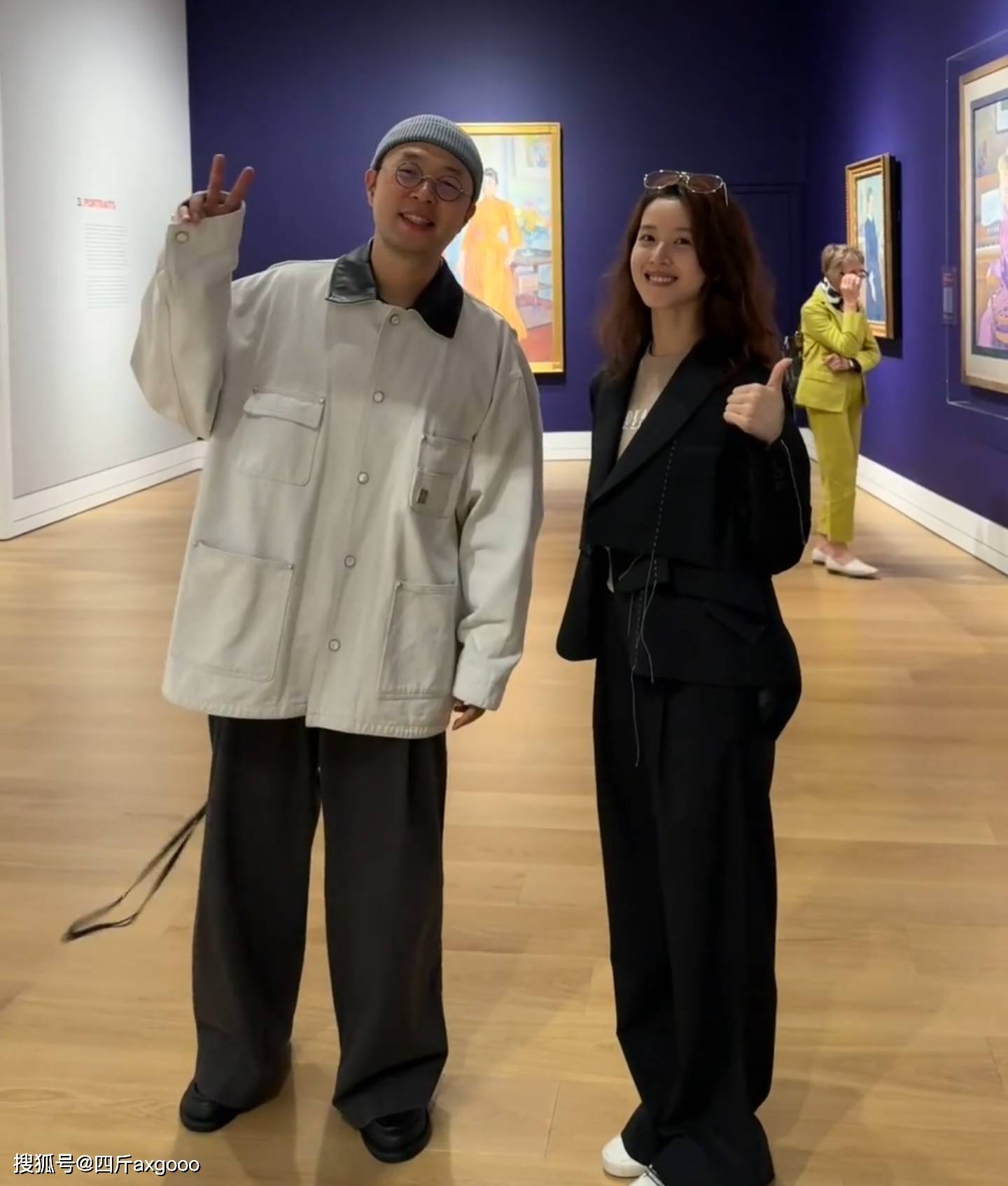 杜海涛章泽天英国并肩看展，男方戴帽疑似遮盖秃顶，女方身形清瘦