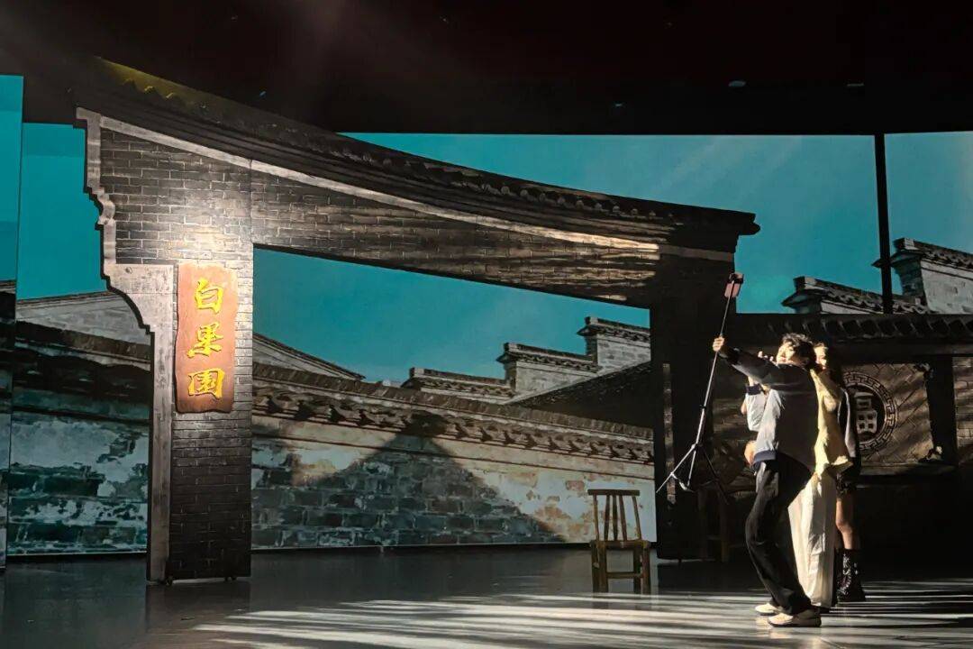 原创话剧《白果园》青春版内部审查演出举行