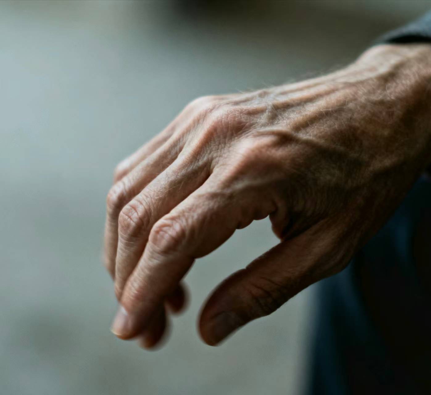 特发性震颤患者：咖啡因得“踩刹车”，不然手抖更厉害！