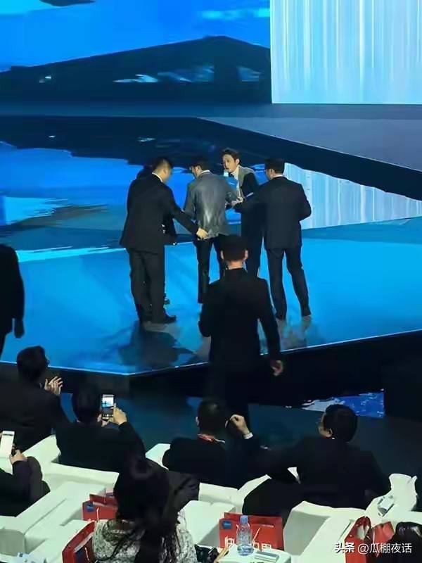 原创            谢娜也没想到，自己前脚主持完中秋，何炅后脚就走上了上坡路