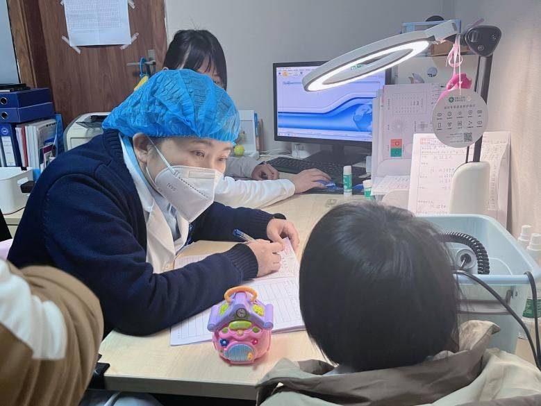 孩子看不清黑板误认为近视 武汉普瑞眼科林珊提醒注意假性近视