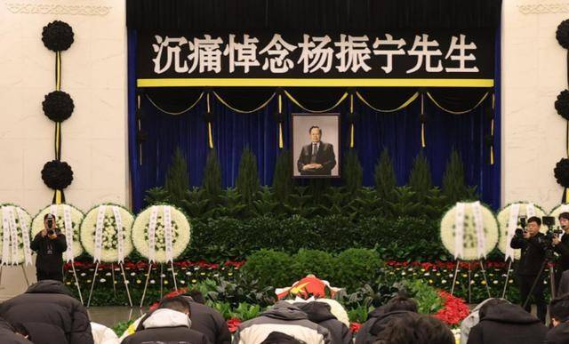 原创            翁帆现身葬礼！穿黑色衣服站在首位，眼睛哭肿了，送丈夫最后一程