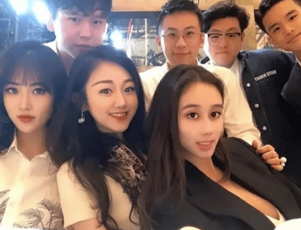 原创            赌王小女儿何超欣晒与王俊凯同框合照