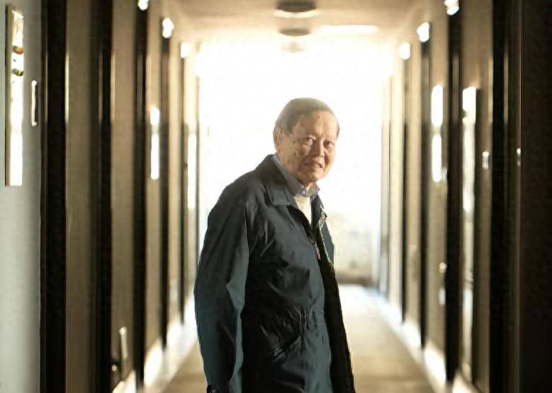 杨振宁追悼会举行,港台友人也纷纷悼念,前央视主持闹乌龙!