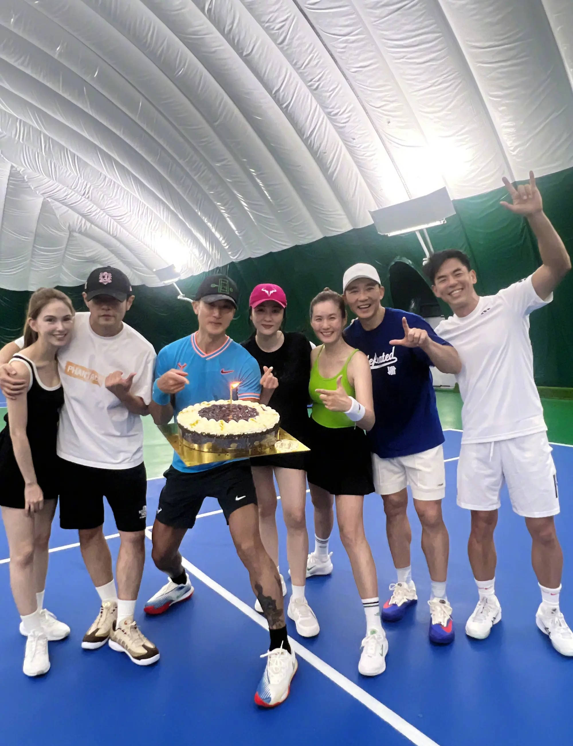 吴尊晒一家四口庆生照 全家颜值超高超有爱