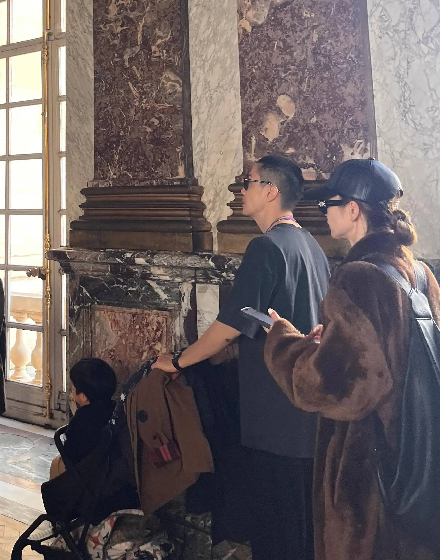 戚薇李承铉一家游凡尔赛宫被偶遇！儿子头圆圆的很可爱