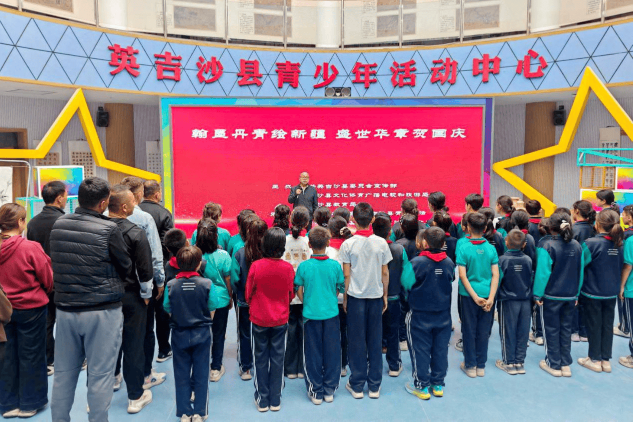 英吉沙县举办书画及民间艺术手工作品展