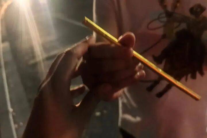 “要跪搓衣板了！”浙江男子用100克黄金打吸管喝奶茶，凌晨在街头丢了……