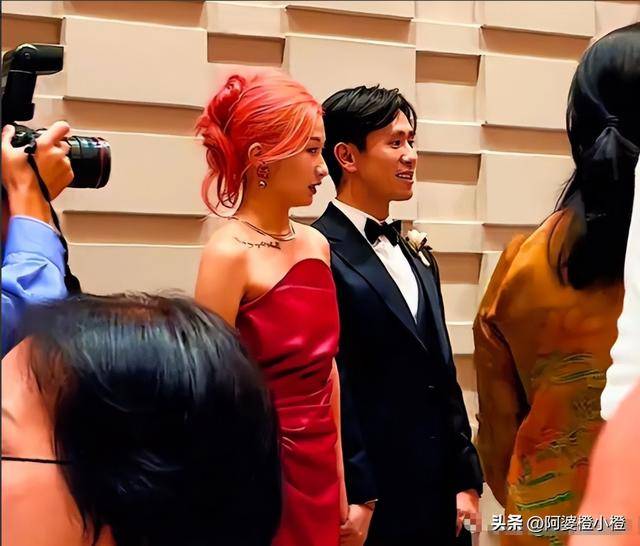 原创            刘欢34岁女儿大婚!新娘打扮掉价,女婿长相普通,刘欢强颜欢笑