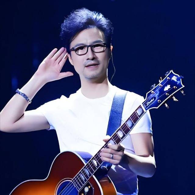 原创            会玩！李亚鹏官宣离婚，评论区全是梗，汪峰躺着也中枪：一丘之貉