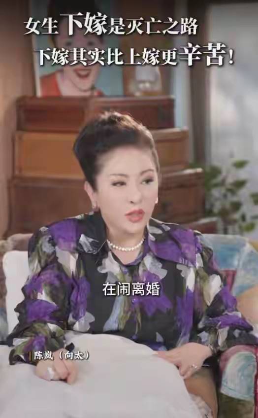 原创            何超莲懒理婚变传闻，穿抹胸裙秀酥胸美腿，拿一把证件有赌王架势