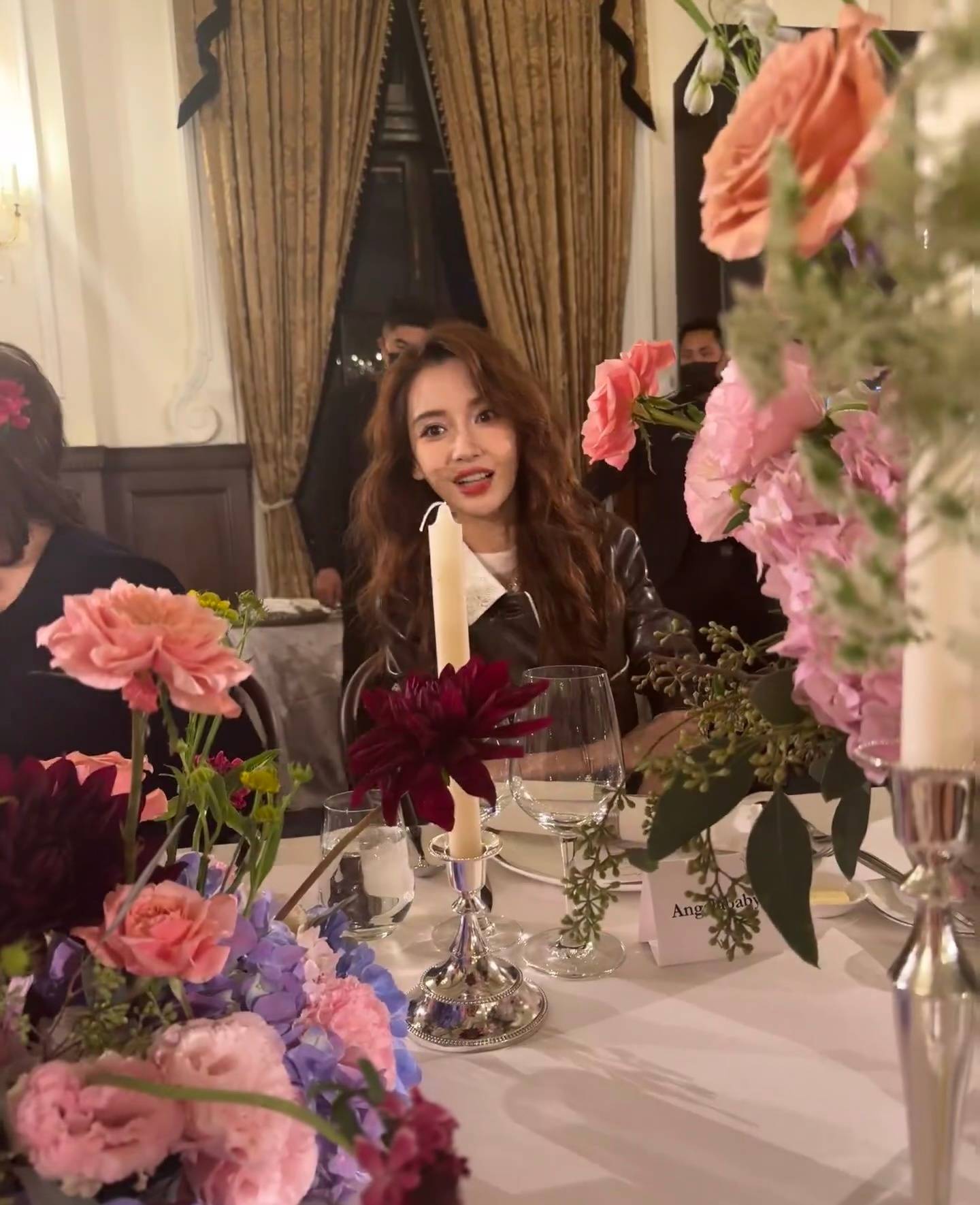 Angelababy对镜甜笑气质温柔 穿黑色皮衣切蛋糕好专注