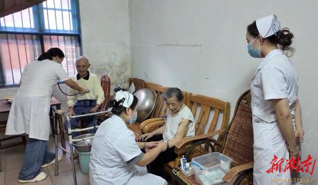 赫山“敲门送医”：家庭医生上门，居民看病不出门