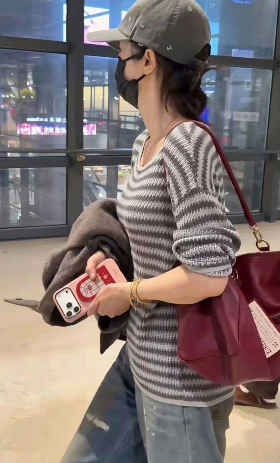 董璇机场脱下外套回应怀孕！工作排到明年，真没空怀