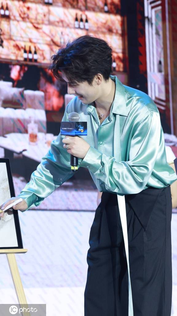 王安宇出席佛山活动 绿色缎面衬衫优雅帅气