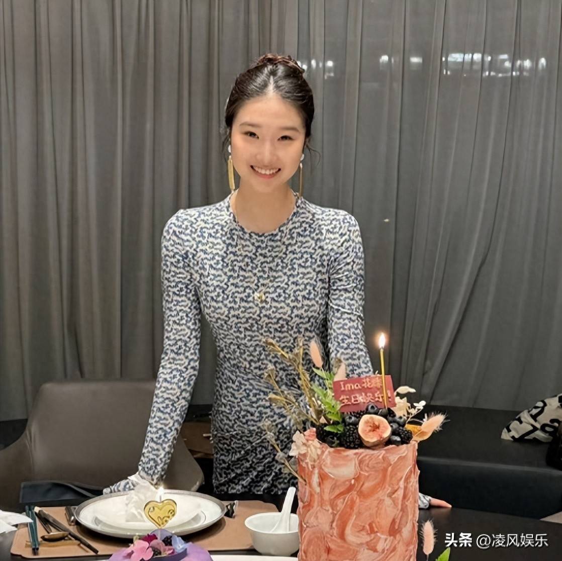 原创            马伊琍大女儿晒出近照!意外曝光姥姥照片,年轻漂亮和妈妈长得像