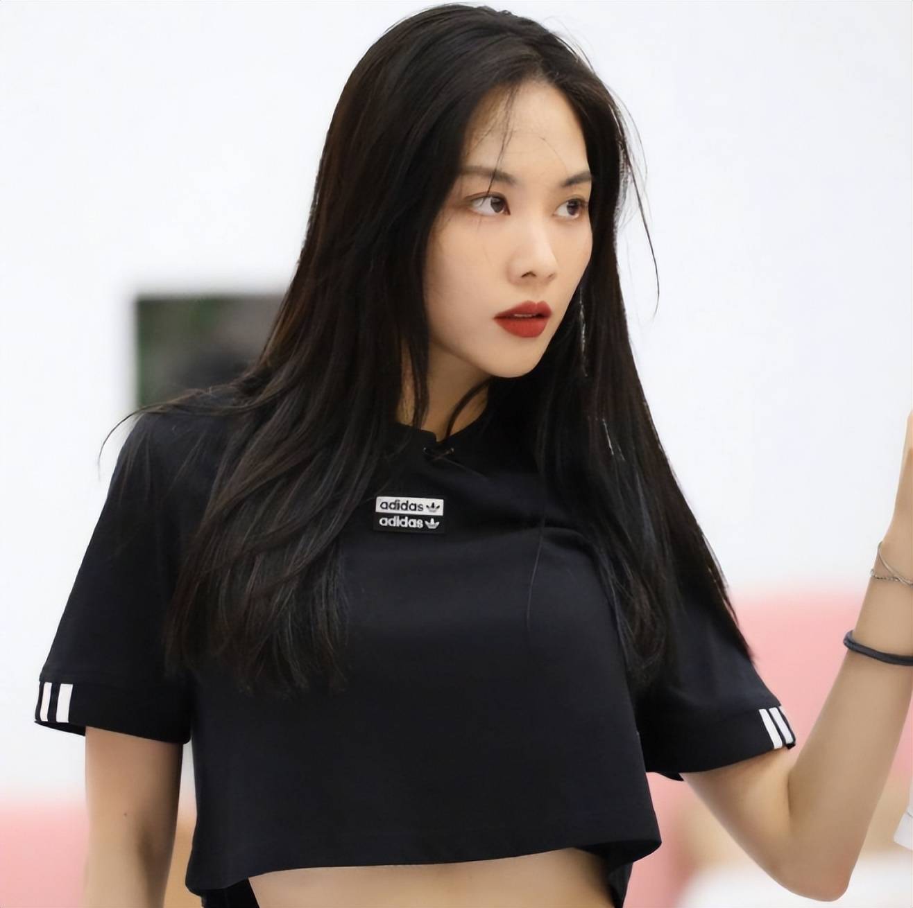 原创            李承铉撅着屁股对着镜头撮合张远王菲菲，挨了张远一脚也不放弃！