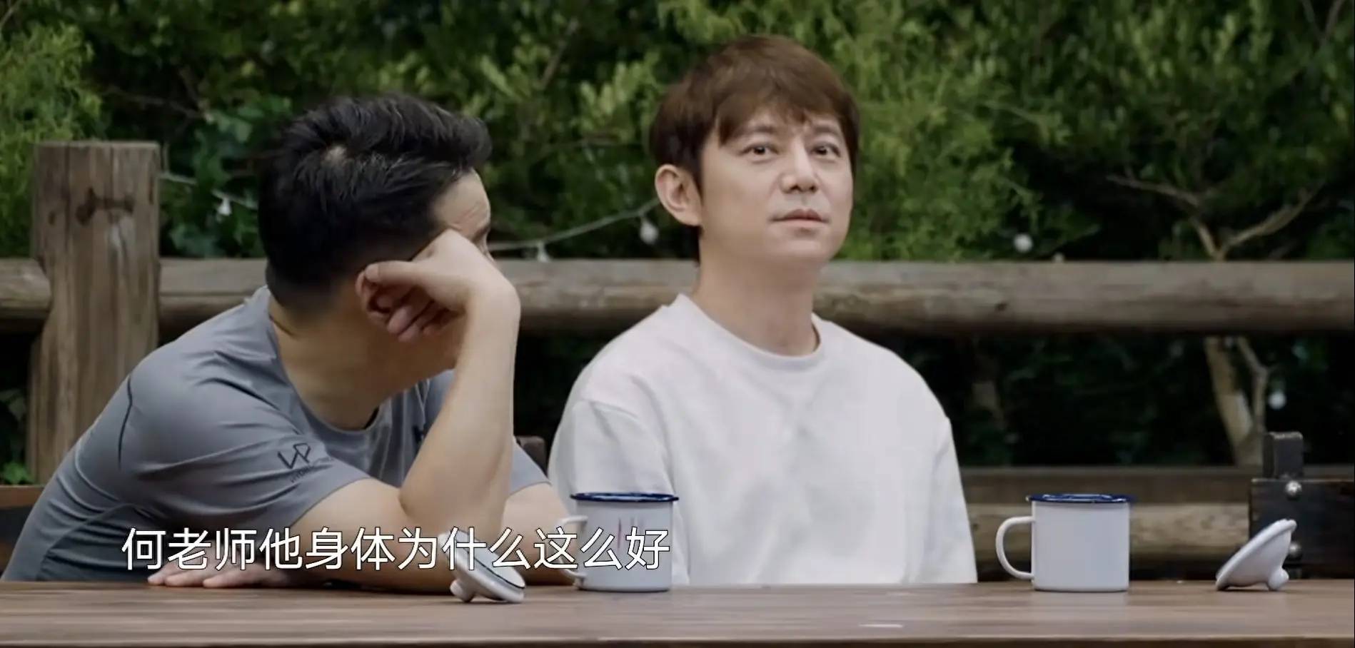 原创            51岁何炅现状惹人心疼！无儿无女独居生活，收礼风波后形象崩塌